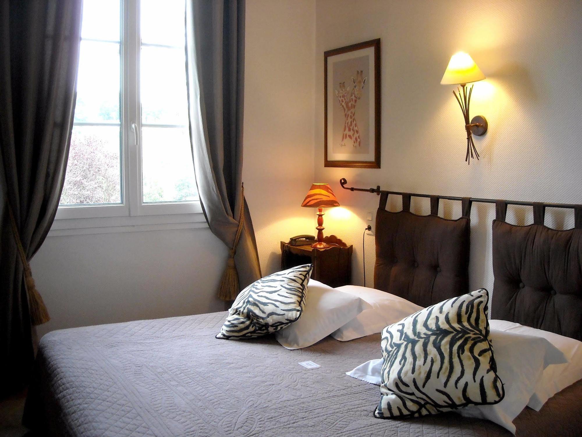 Logis Hotel Le Relais De La Poste Restaurant Le Fil Du Temps Thury-Harcourt-le-Hom Kültér fotó